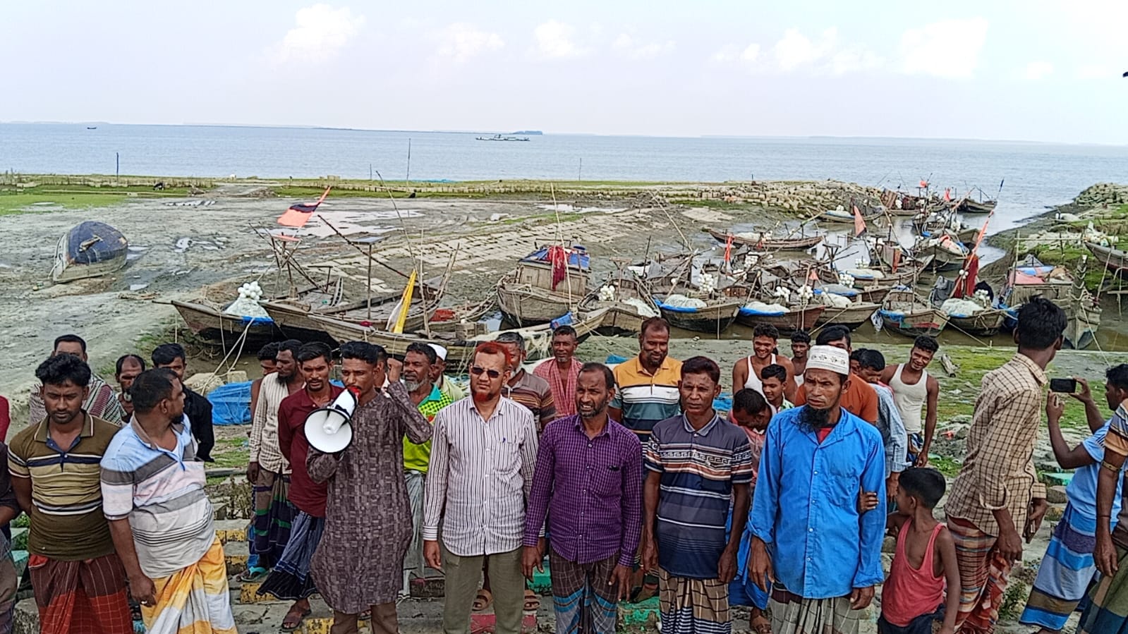 ভোলার লালমোহনে অবরোধের ৪০ দিন পার হলেও চাল পাননি জেলেরা